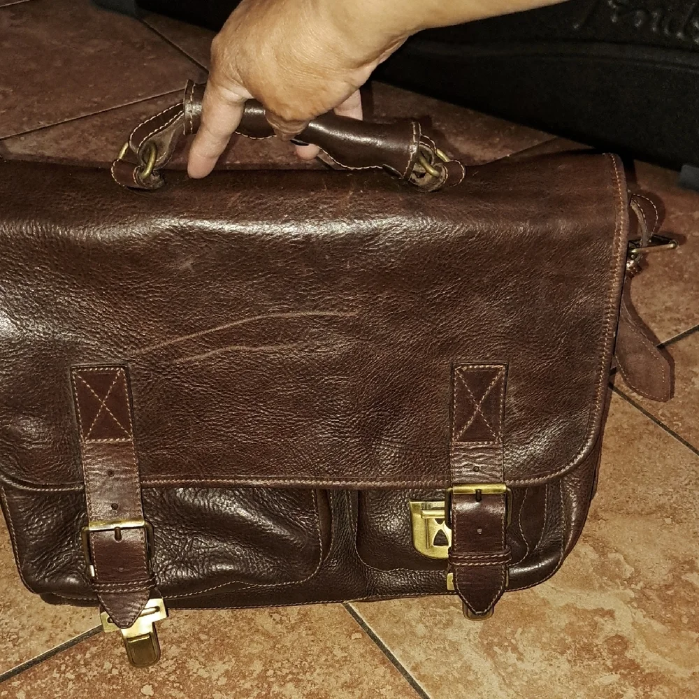 Brown Leather Messenger Bag with Vintage Appeal